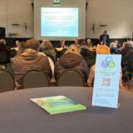 Ein Blick in die Bürgeranhörung. Im Vordergrund findet man Flyer zum „Gut am Haus Wohnung