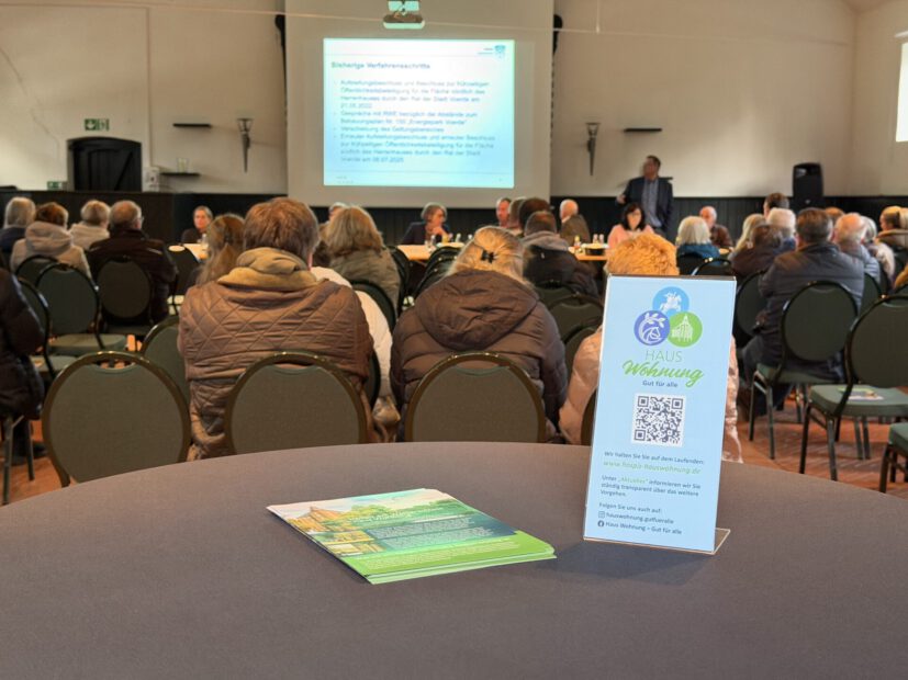 Ein Blick in die Bürgeranhörung. Im Vordergrund findet man Flyer zum „Gut am Haus Wohnung