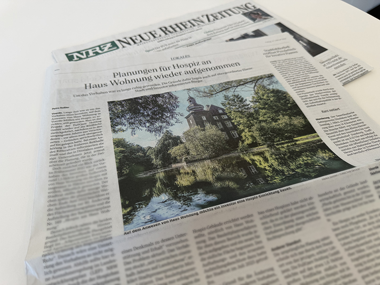 Gezeigt wird ein Artikel zum geplanten Hospiz am Wasserschloss Haus Wohnung von der NRZ Lokalausgabe Voerde vom 27. Februar.